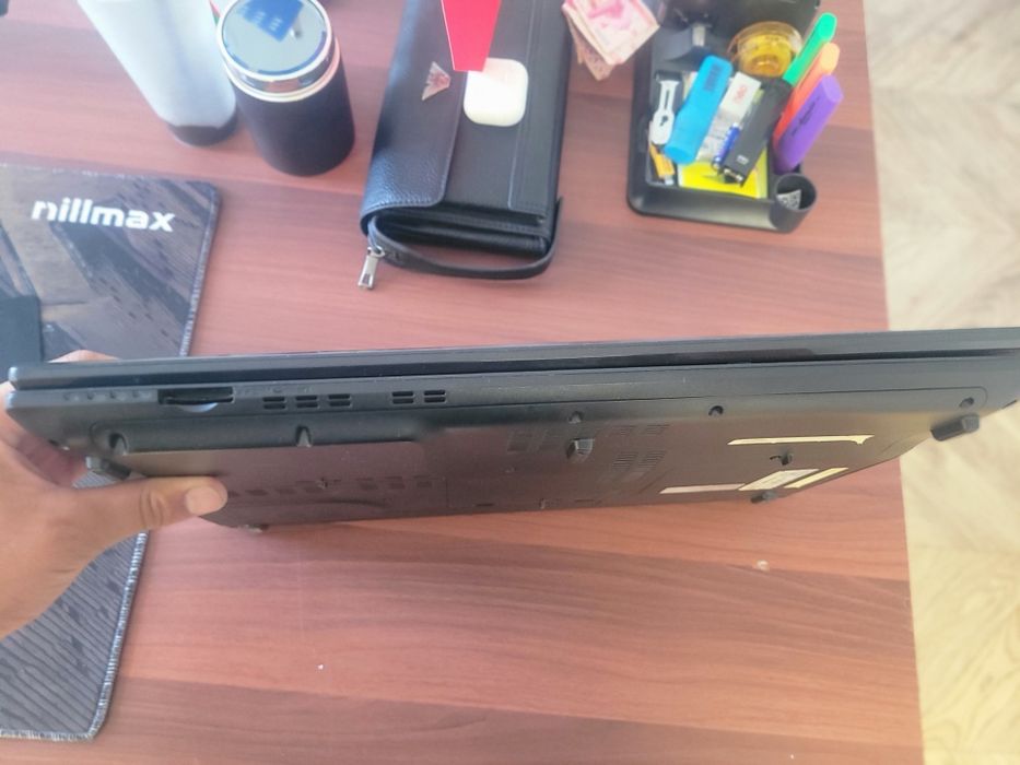 Acer V3-771 juda yaxshi holatda