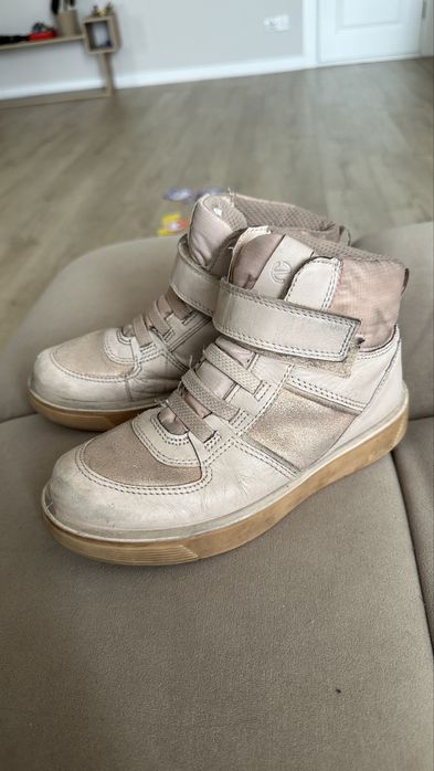 Ботинки на девочку 32размер фирма Ecco