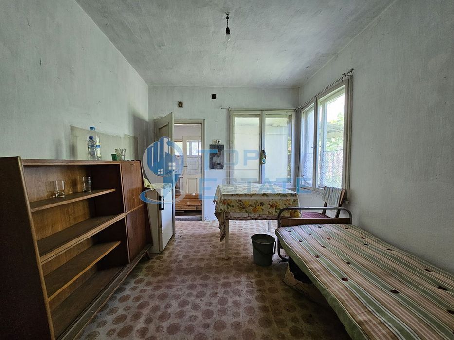 Едноетажна тухлена къща в близост до центъра на гр. Дряново