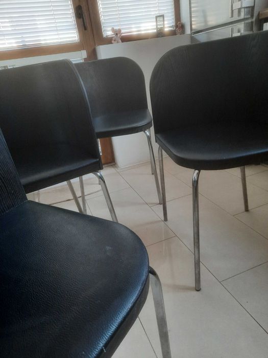 Маса с 4 стола, седалки от кожа.