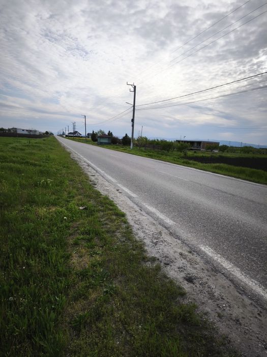 Teren de vânzare între Petrești și Mircești pe drumul principal
