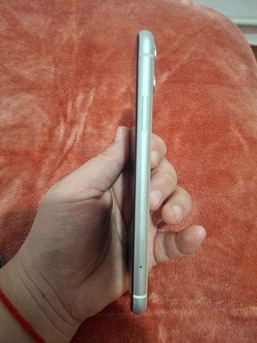 Продам Айфон 11