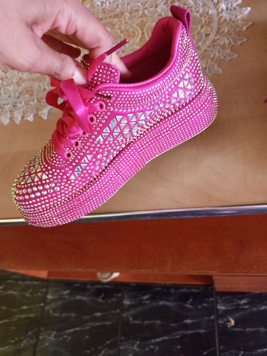 Vând adidasi că noi