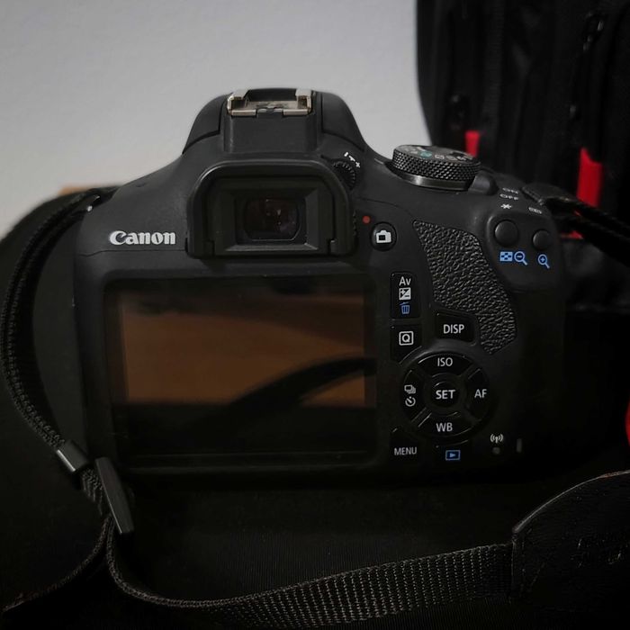Canon EOS 2000D + 18-55mm IS II — комплект