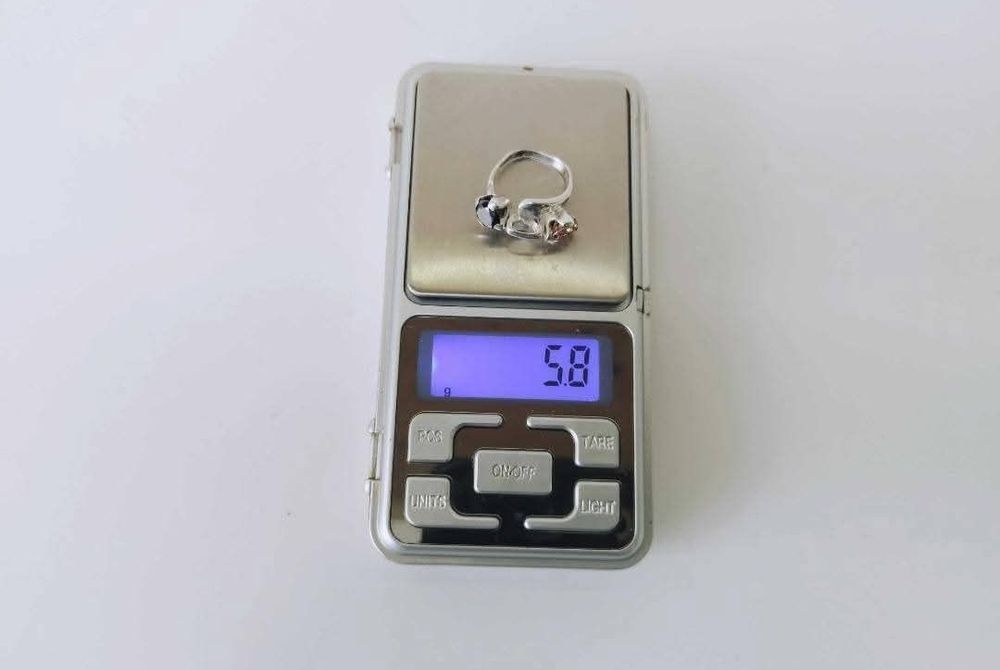 Vechi inel din argint de 925 cu pietre de culoare cognac si negru