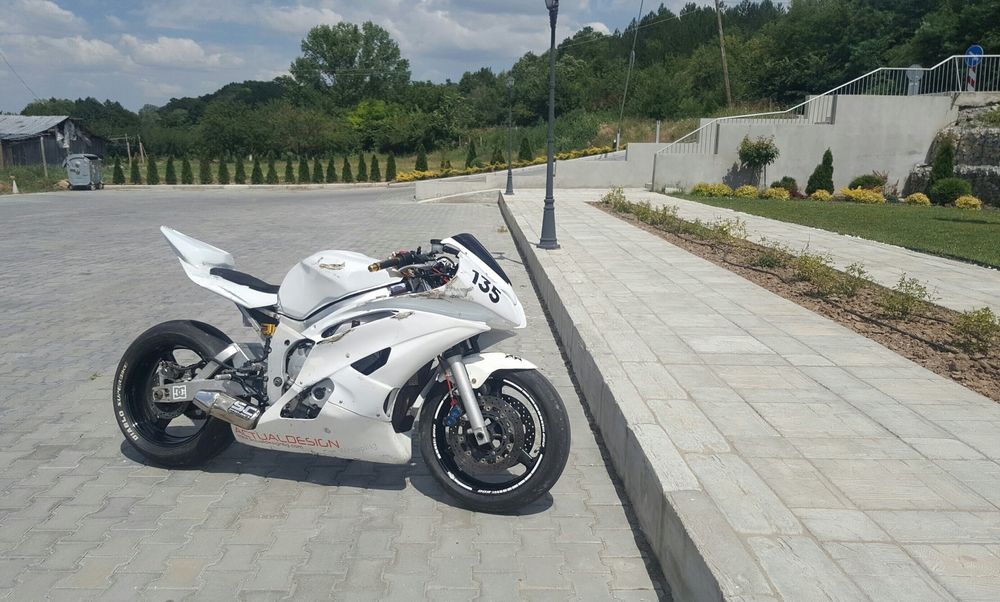 Yamaha R6 track bike