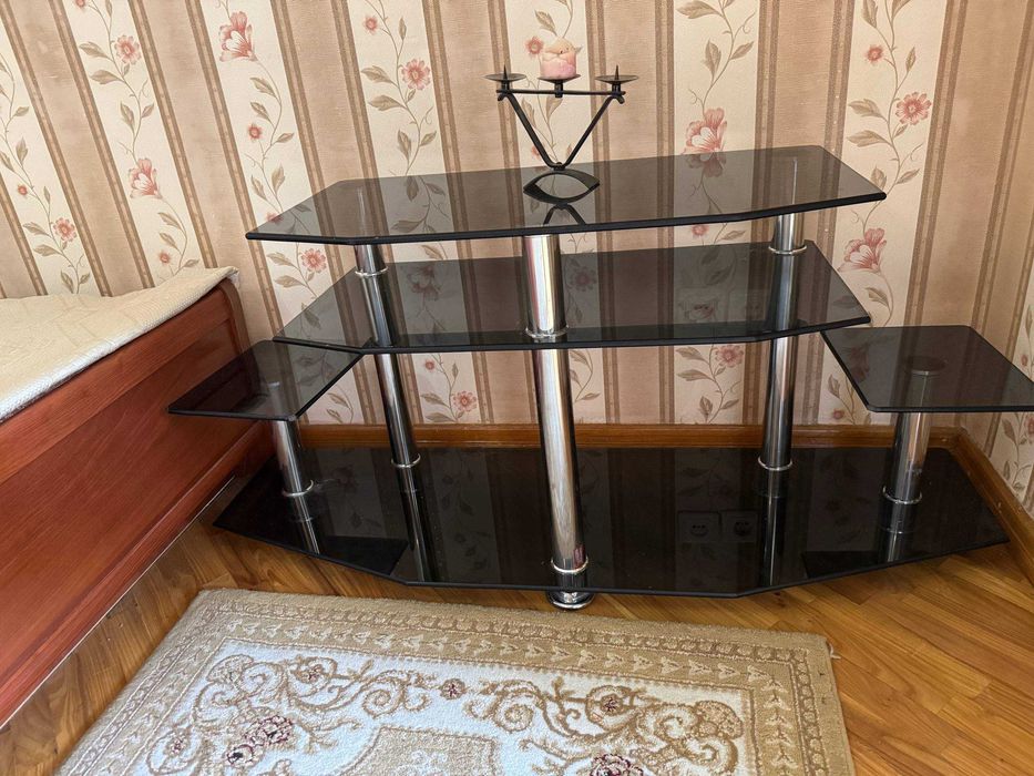 Продается TV тумба из коленного стекла