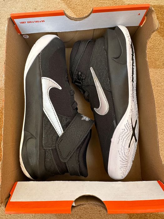 Детски маратонки Nike TEAM HUSTLE