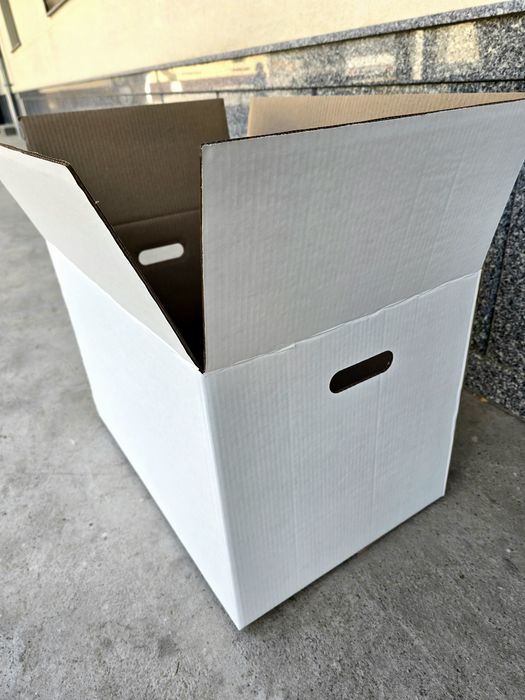 Белая и розовая картонная коробка