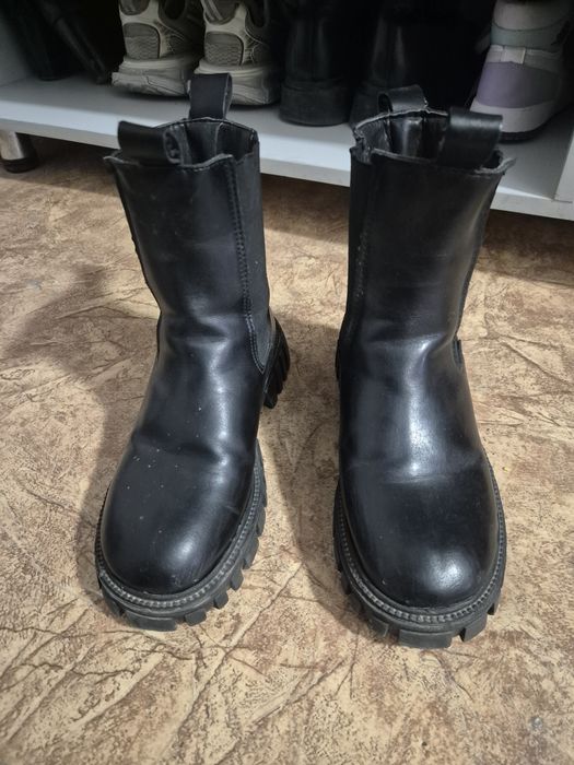 Отдам даром сапоги и куртки