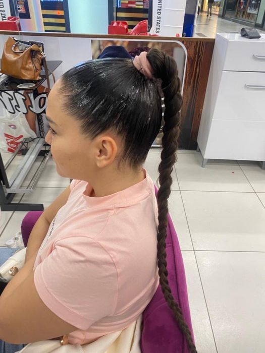 Negresa execut codite afrobraids, spicuri, dreduri si suvite sclipici