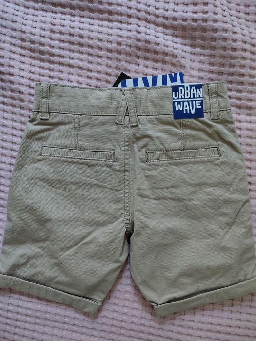 vand pantaloni scurti cu eticheta masura 104