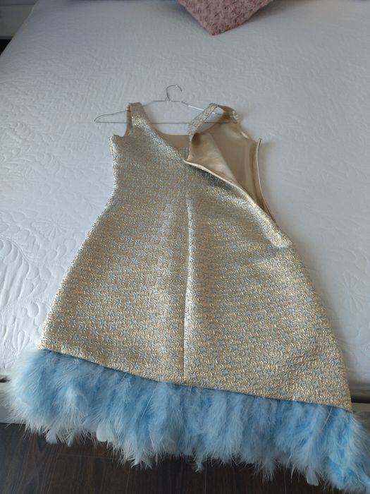 Рокля в златист и светло син цвят с пера