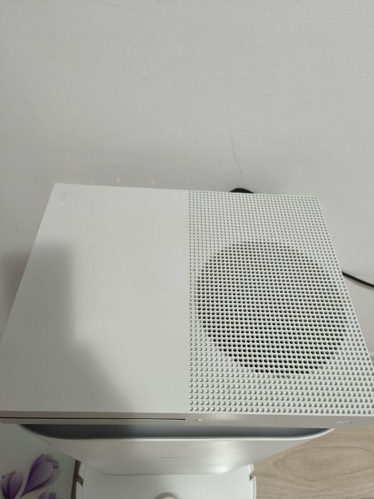 Xbox One S + controller Series S/X + GTA 5 & FIFA