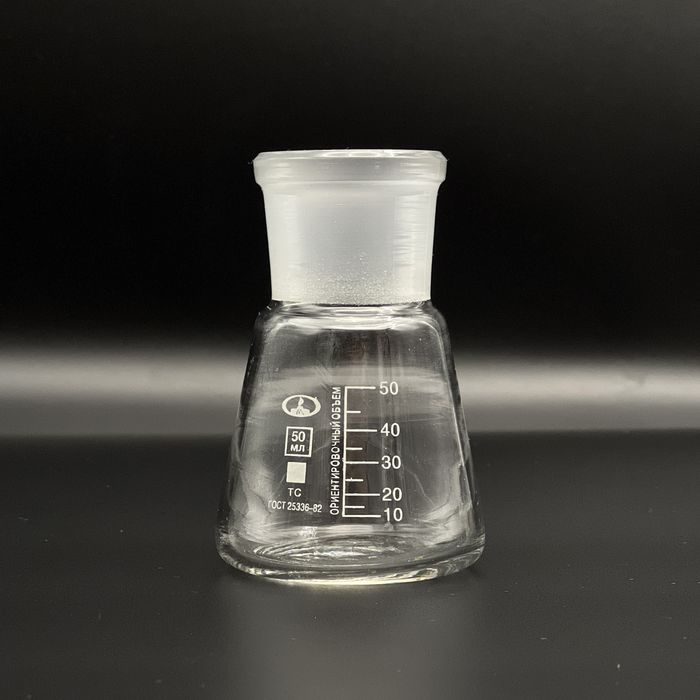 Лабораторные стеклянные колбы разных типов и объемов