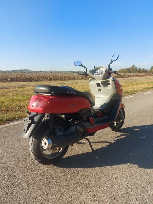 Vand sau schimb scuter yamaha versity 300