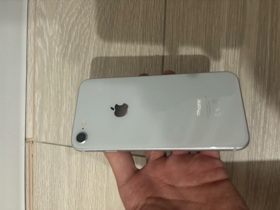 Продам Айфон 8.