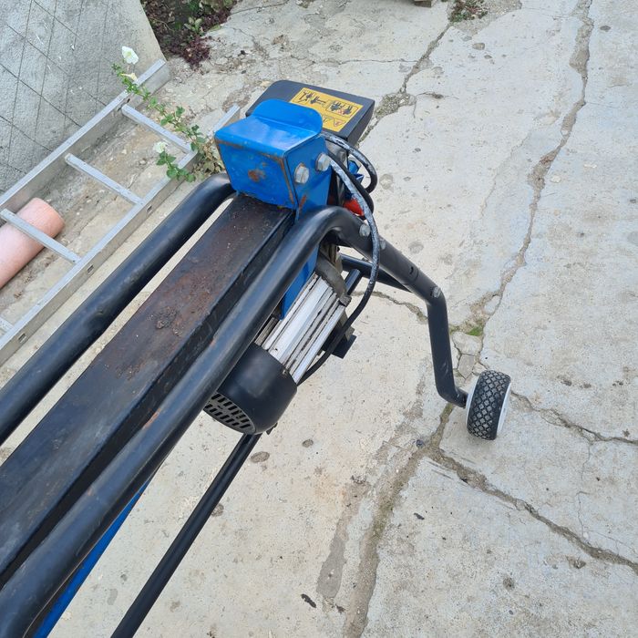 Masina de spart lemne defectă