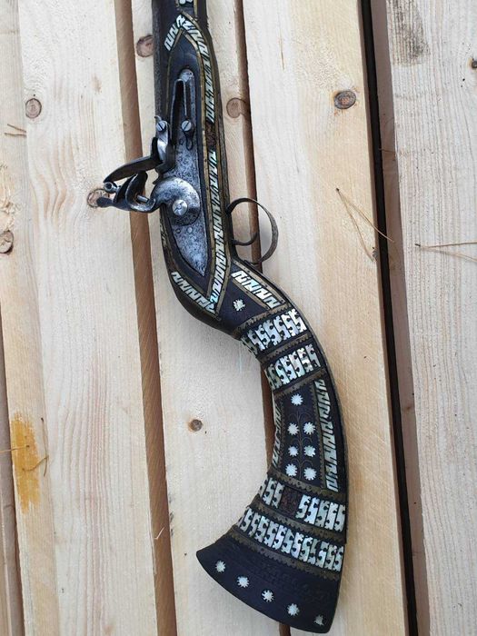 Стара пушка за стена