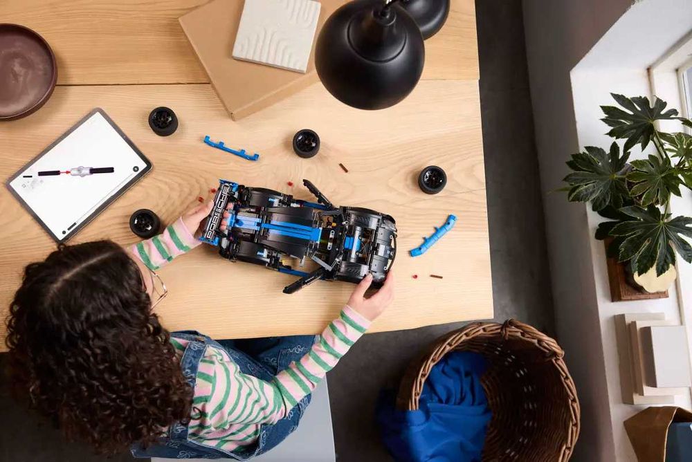 Lego 42176 Technic Porsche GT4 e-Performance управляется через телефон