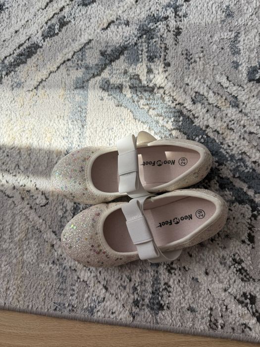 Туфли  для девочки в школу и белые балетки