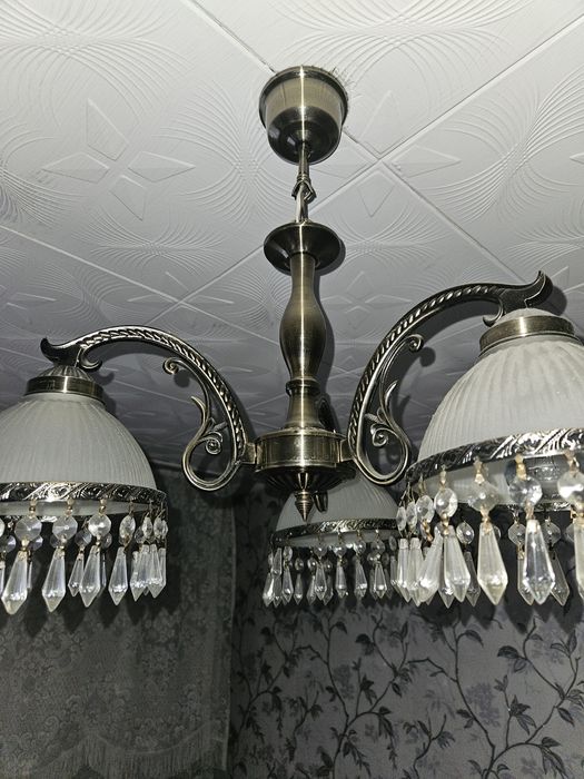 Продам люстры трехрожковую