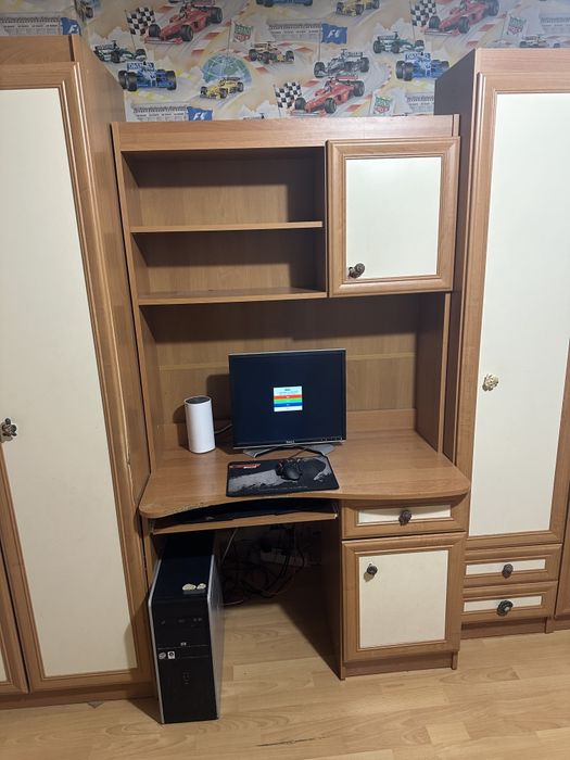 Продавам секция с гардероб