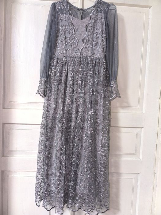 Oqshom koʻylagi 1 martta toʻyimda kiyganman judayam sifatli tikilgan