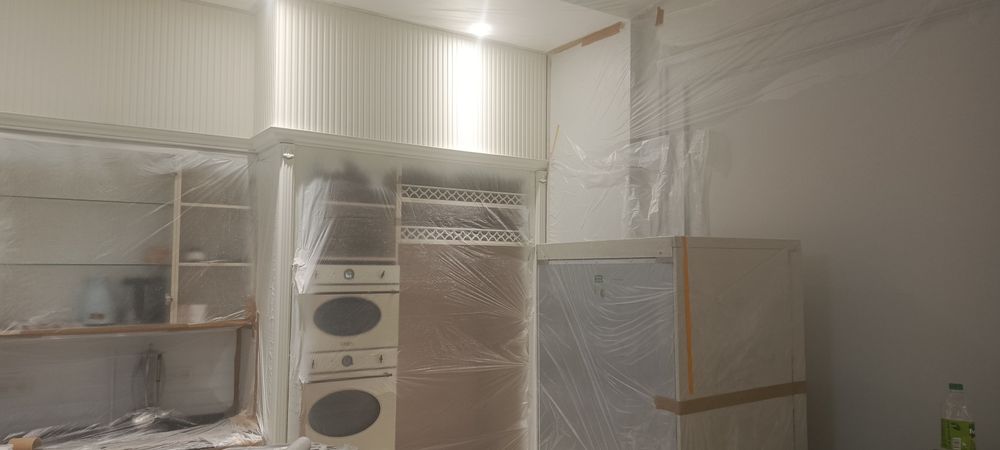 Услуга по покраске мебели реставрации лестниц, панелей.