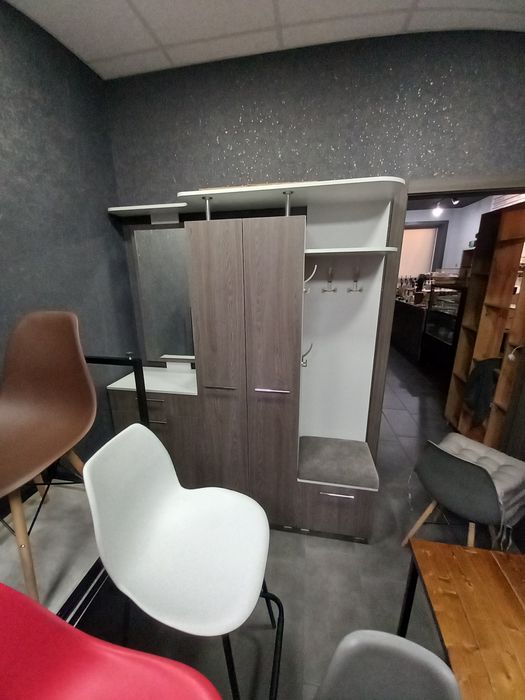 Прихожая  зона новая.