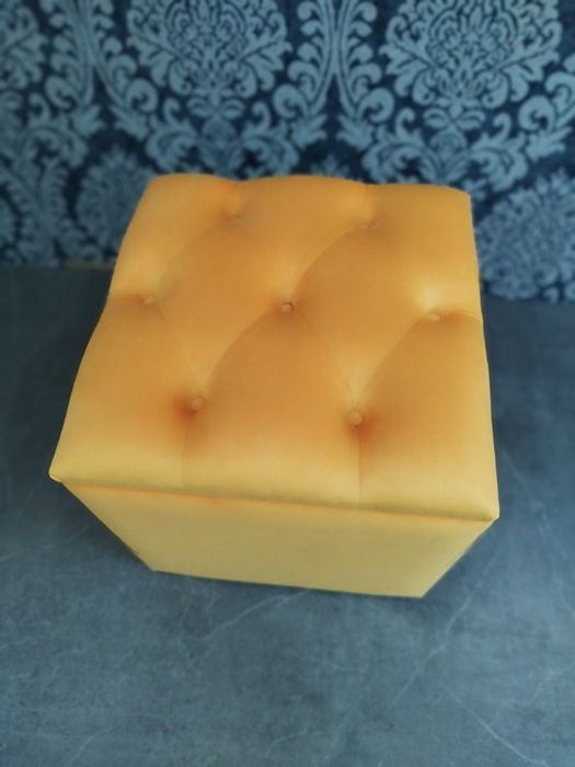 Vând taburet cheserfield cu spatiu depozitare din catifea galben