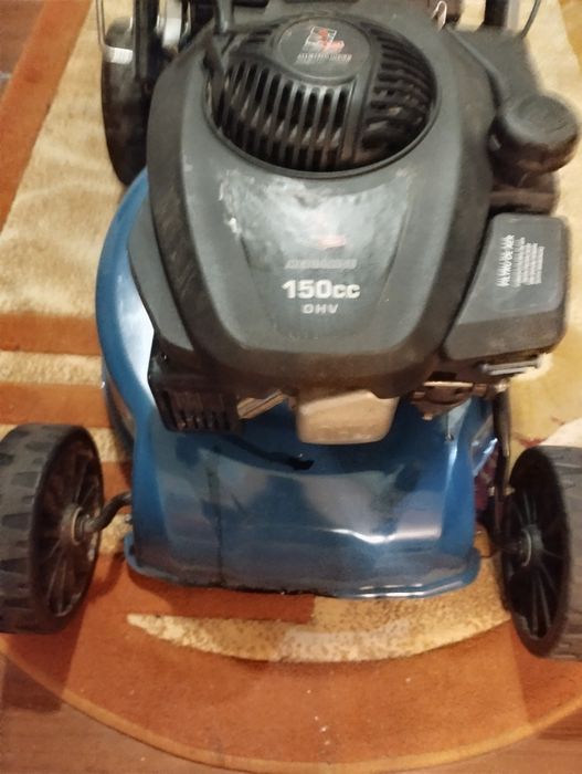 Mașină de tuns gazon