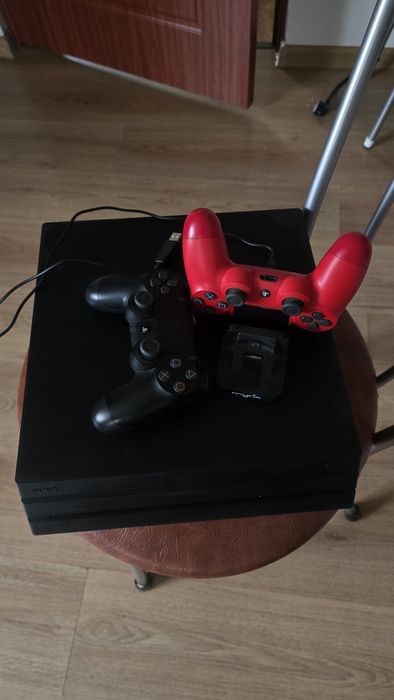 Ps4 Pro, 1TB, 2 controllere si 6 jocuri !Ca nou!
