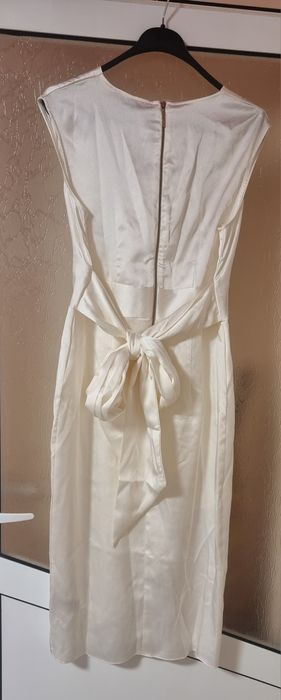 Бяла сатенена рокля