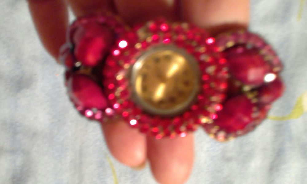 Женские часы с камнями