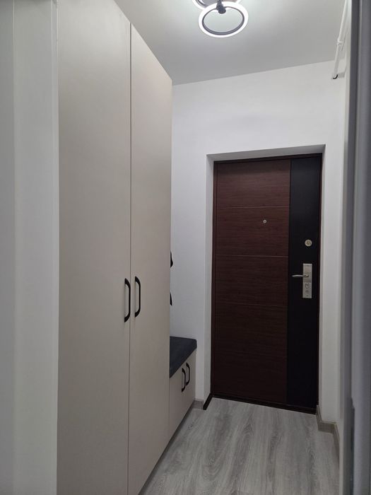 Închiriez apartament cu 2 camere, mobilier premium, loc de parcare inclus