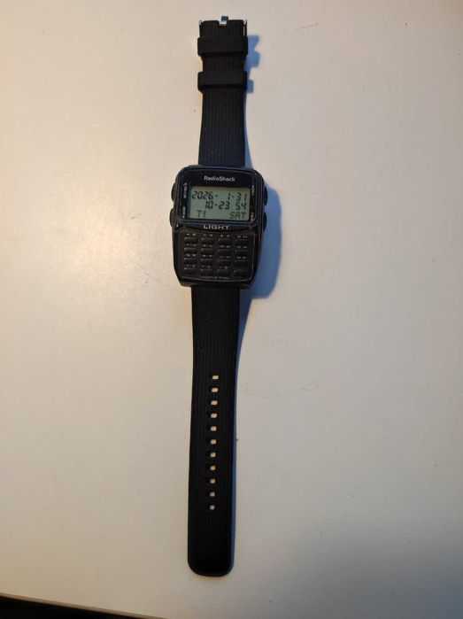 Продават се ретро ръчни електронни часовници с калкулатор CASIO