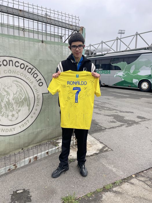 Vand tricou semnat de toti jucatori de ai lui dinamo este nou!!