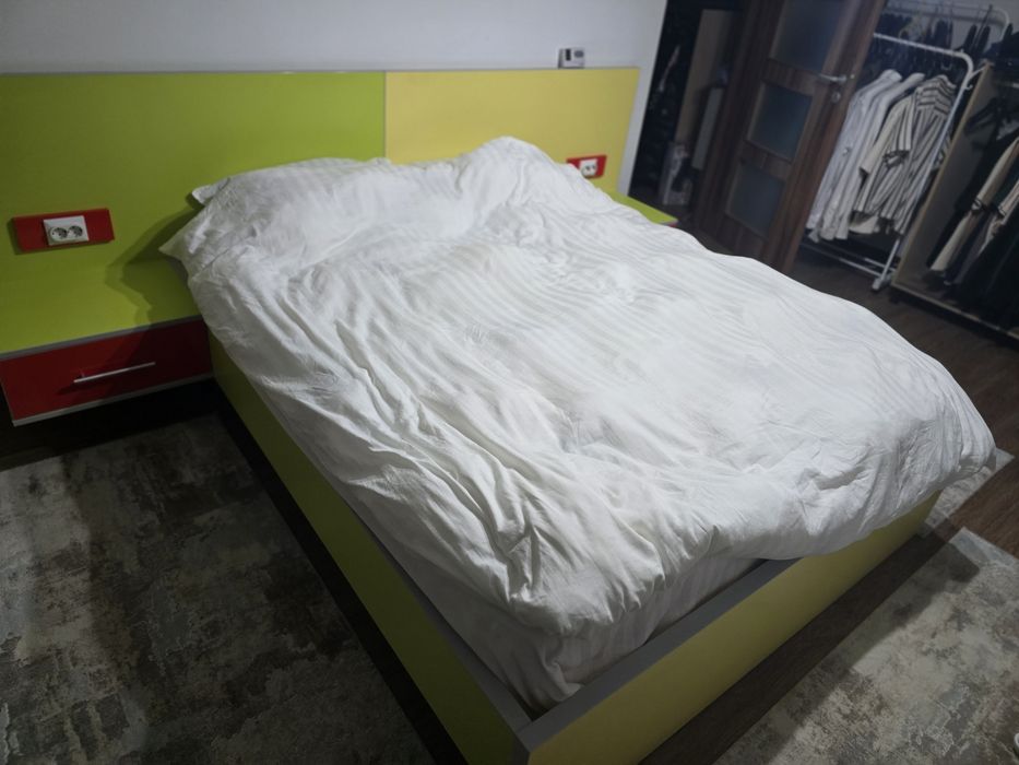 Mobilier de camera  700 ron comoda tv din mdf lucios cu 3 sertare si 2 uși cu amortizoare 700 ron pat din pal dimensiuni saltea 2000x1600  la 500 ron