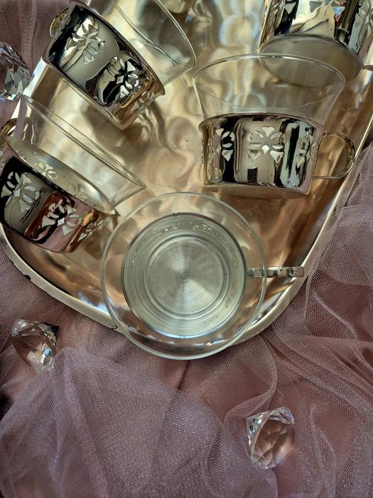 Посребрен поднос с шест чаши