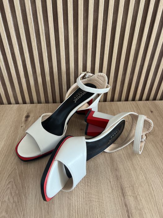 Чисто нови обувки на ток