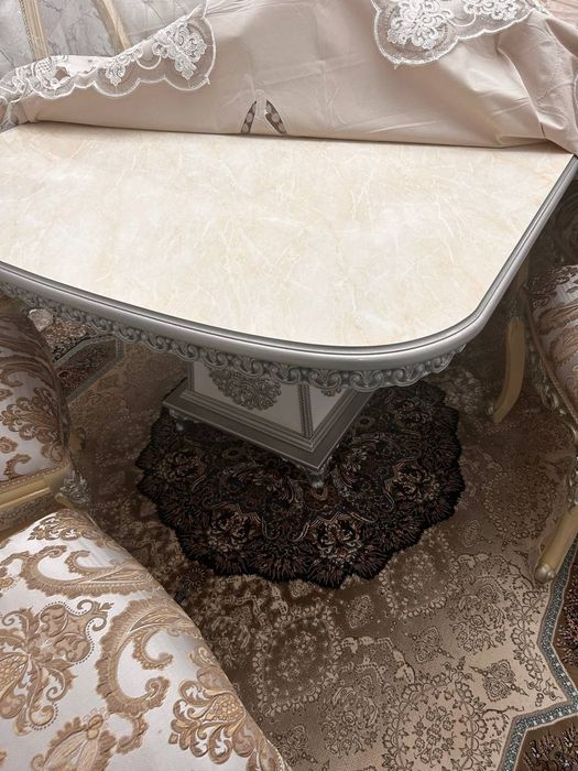 Ок рангдаги мехмонлар учун мебел