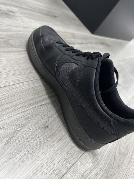 Vând Nike Air Force 1 ’07 LV8 – Black / Obsidian.Stare excelentă