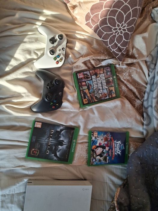Vând consola  Xbox One S