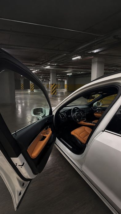 Автомобиль Volvo XC90 кроссовер
