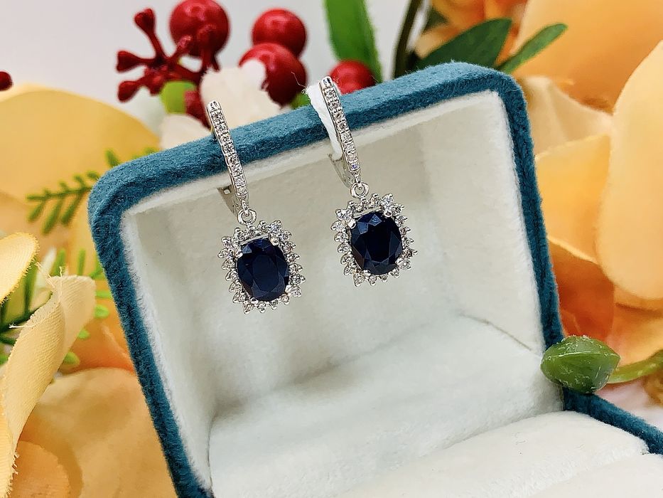 Изящные золотые серьги с бриллиантами и Сапфирами