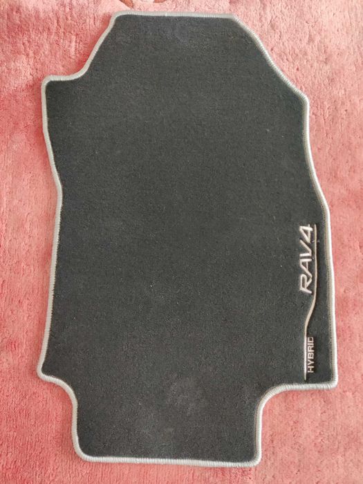 Нови оригинални мокетни стелки за тойота RAV4