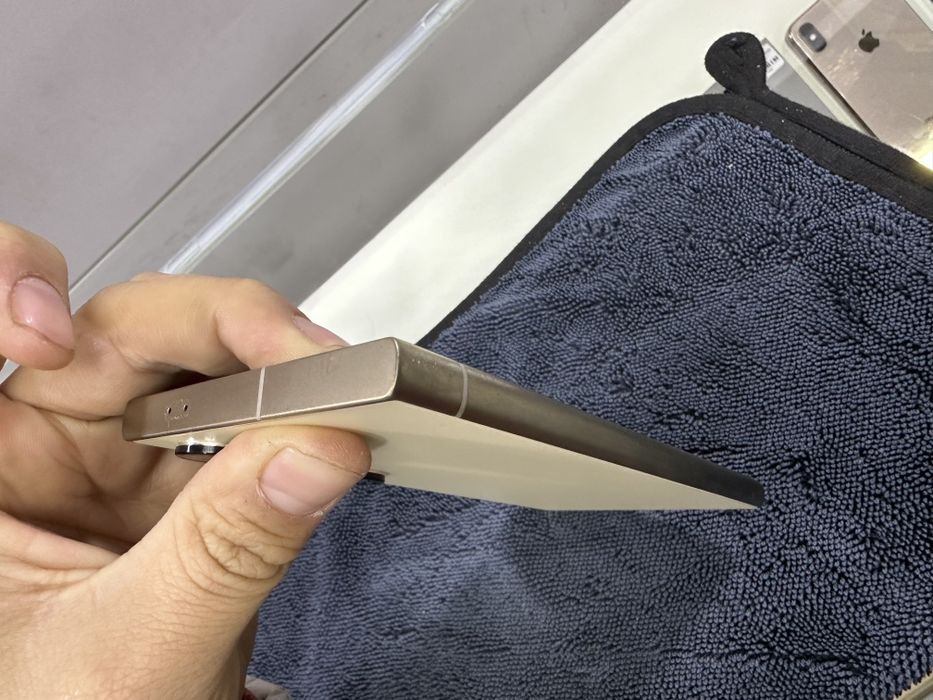 Samsung S24 ultra 12/156 1 slot simcarta 1sim 2 e-sim idialniy