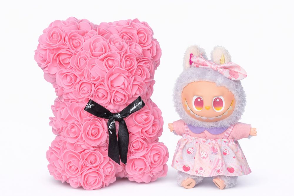 Cadou Labubu si Ursulet din Trandafiri 25cm cu Flori de Spuma,