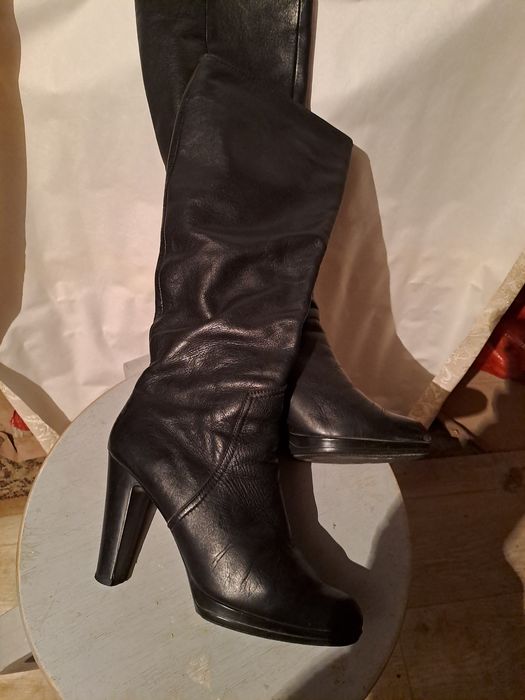 Аяқ киімдер бу сатылады